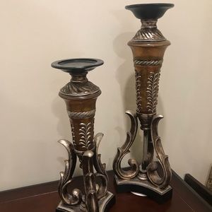 Set of 2 candle holders.